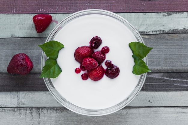 Primer plano de yogur con bayas