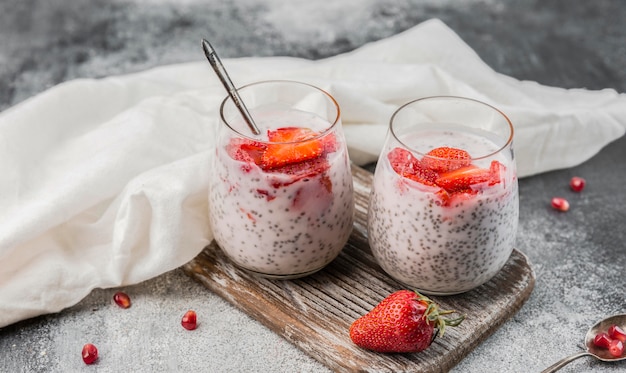 Foto gratuita primer plano de yogurt orgánico con fresa