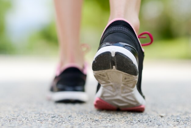 Primer plano de las zapatillas de deporte de una mujer