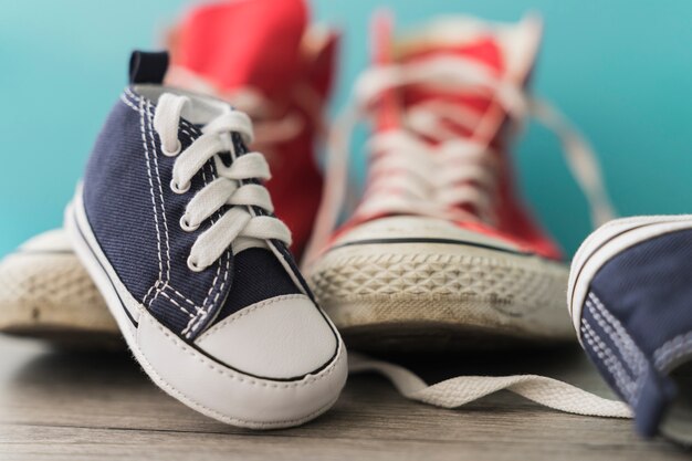 Primer plano de zapato azul decorativo