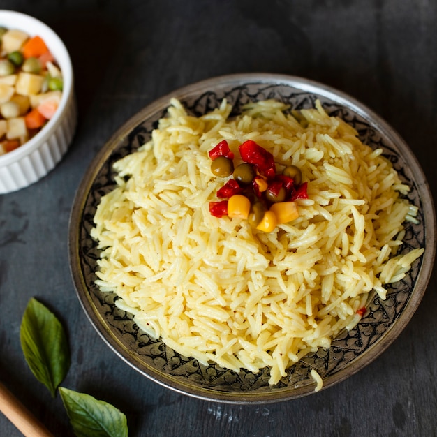 Primer plato de arroz indio con maíz