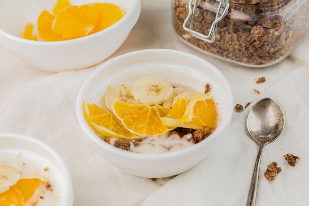 Primer plato de desayuno saludable con naranja