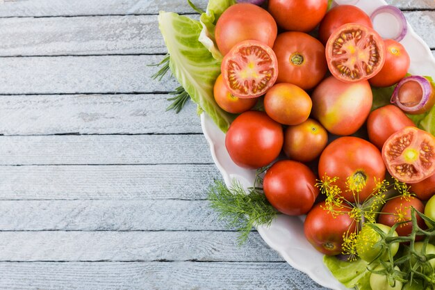 Primer plato de tomates con espacio de copia