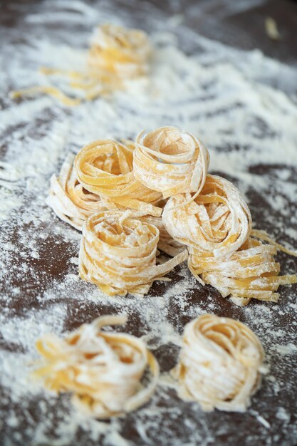 Primer del proceso de hacer cocinar las pastas caseras.