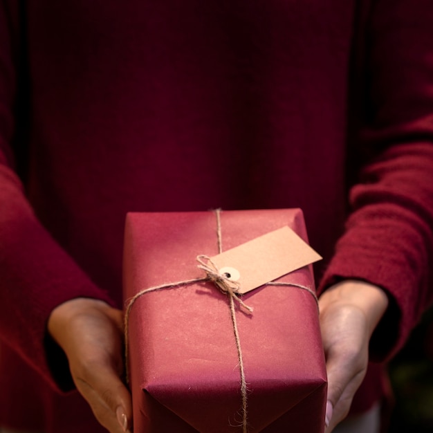 Primer regalo de navidad envuelto en casa