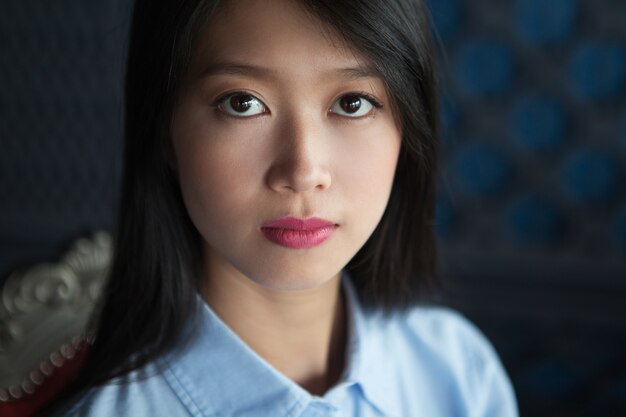 Primer retrato de la atractiva joven mujer asiática