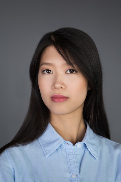 Primer retrato de joven mujer de negocios asiática