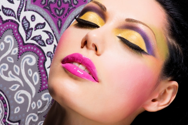Foto gratuita primer rostro de mujer hermosa con maquillaje de color brillante de moda