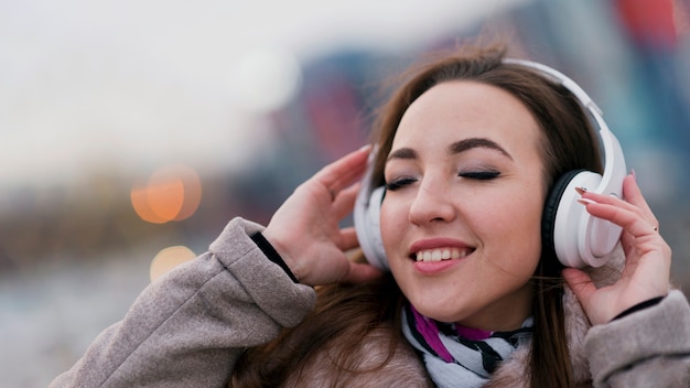 Primer sonriente mujer con auriculares