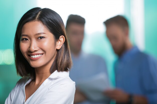 Primer de la sonrisa atractiva de la mujer asiática joven