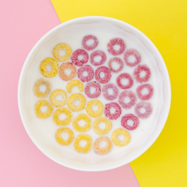 Foto gratuita primer tazón de bucles de fruta amarilla y rosa