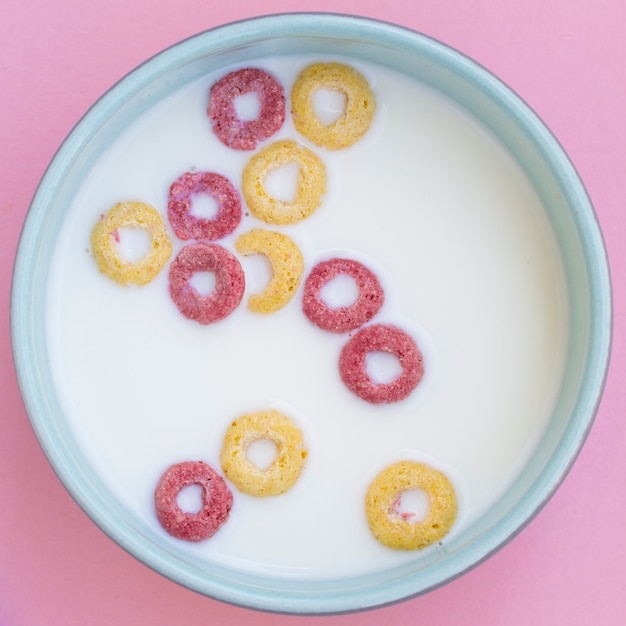 Foto gratuita primer tazón de cereal y leche