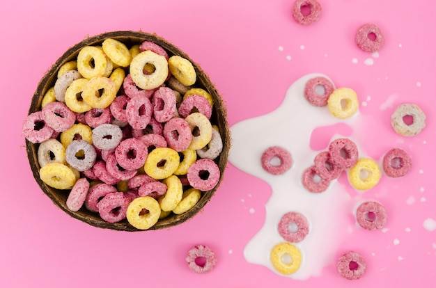 Primer tazón de cereal sobre fondo rosa