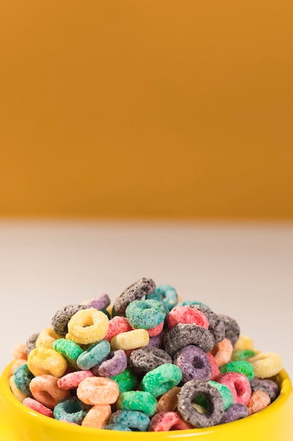 Foto gratuita primer tazón lleno de cereales en la mesa