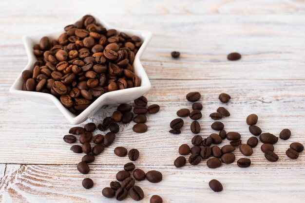 Primer tazón lleno de granos de café