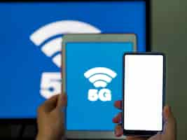 Foto gratuita primer teléfono y tableta con 5g