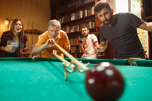 Foto gratuita primer tiro de un hombre jugando al billar