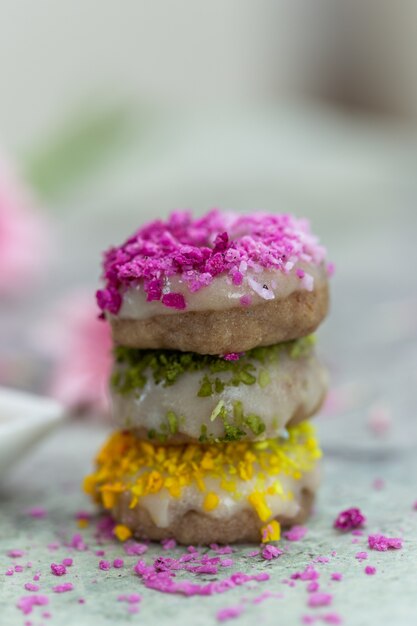 Primer tiro de mesa de donas coloridas crudas veganas