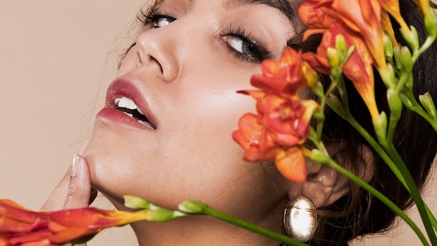 Primer tiro mujer joven entre flores