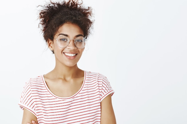 Foto gratuita primer tiro de mujer segura de sí misma con peinado afro posando en el estudio