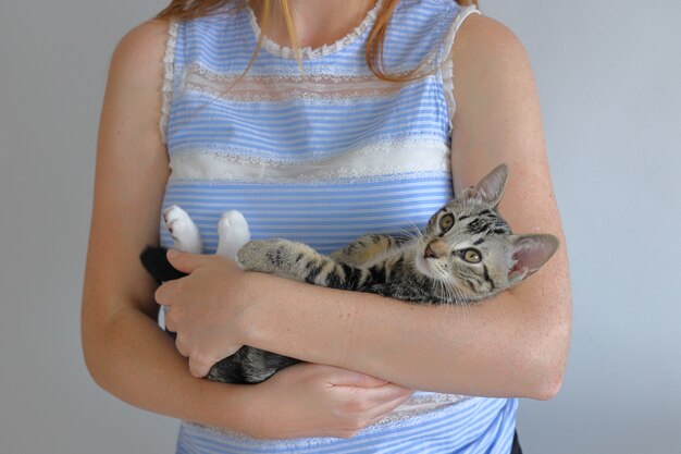 Foto gratuita primer tiro de una mujer sosteniendo un lindo gatito