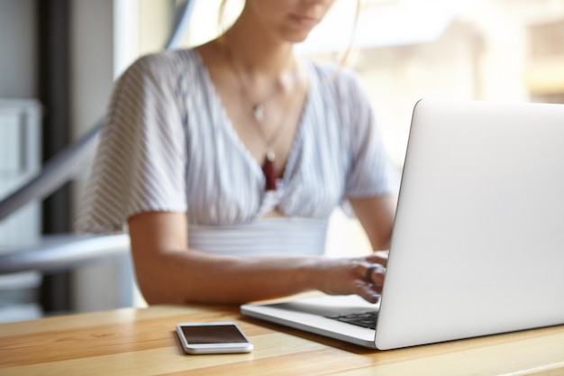 Primer tiro de mujer usando laptop