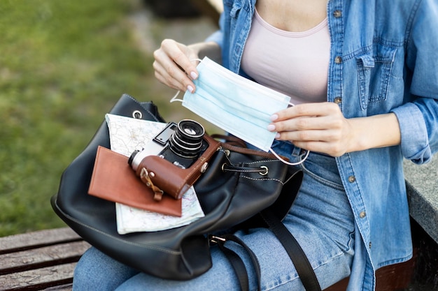 Foto gratuita primer turista listo para ponerse la mascarilla