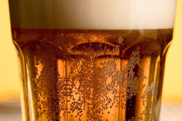 Primer vaso de cerveza fría con burbuja dorada