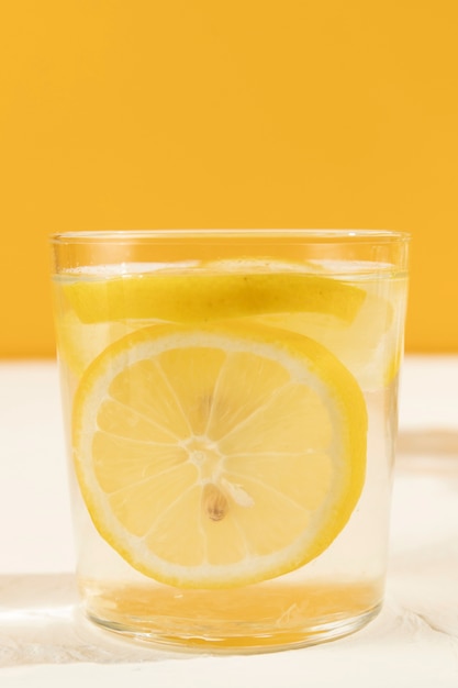 Foto gratuita primer vaso de limonada fresca