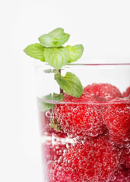 Primer vaso lleno de agua y fruta.