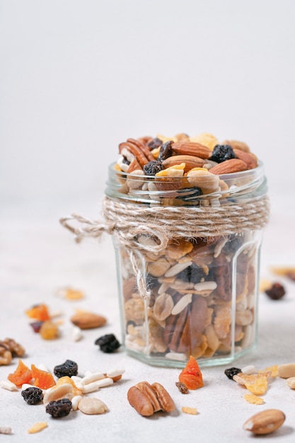 Primer vaso lleno de nueces orgánicas