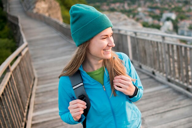 Primer viajero joven con gorro disfrutando de vacaciones