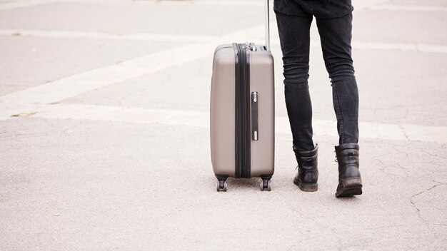 Primer viajero sosteniendo su equipaje