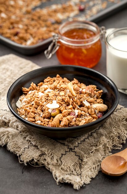 Primeros cereales con leche listos para servir