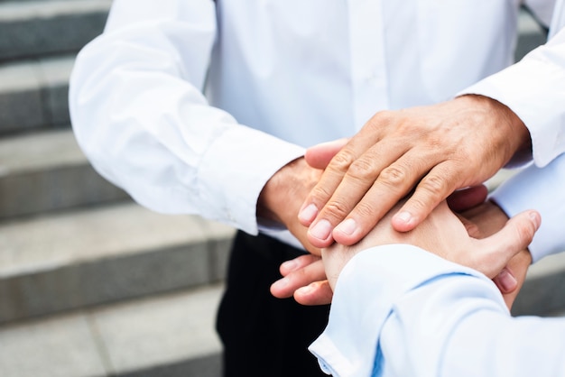 Primeros empresarios reuniendo manos