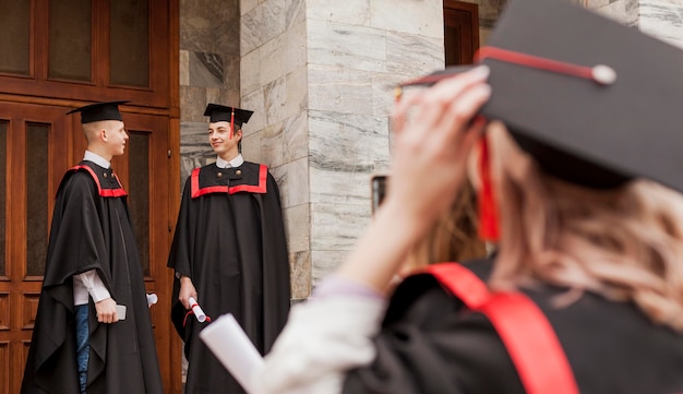 Primeros estudiantes en la graduación