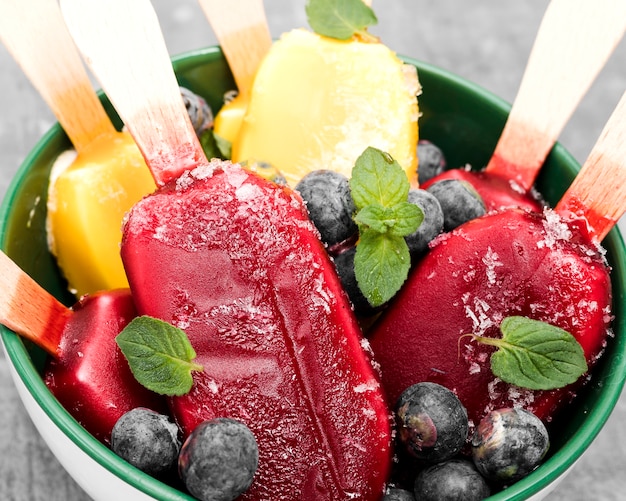 Foto gratuita primeros helados con frutas