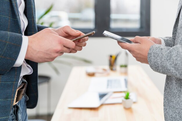 Primeros individuos que navegan por teléfonos móviles