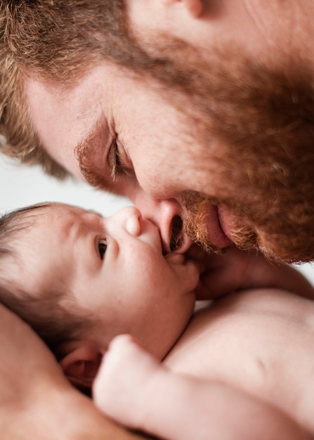 Foto gratuita primeros momentos invaluables de padre y bebé