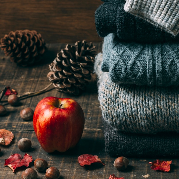 Foto gratuita primeros suéteres con una manzana