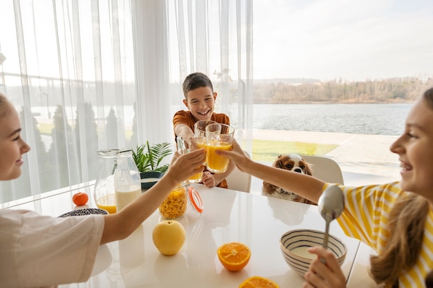 Primos pasando tiempo juntos en casa y desayunando