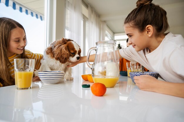 Primos pasando tiempo juntos en casa y desayunando