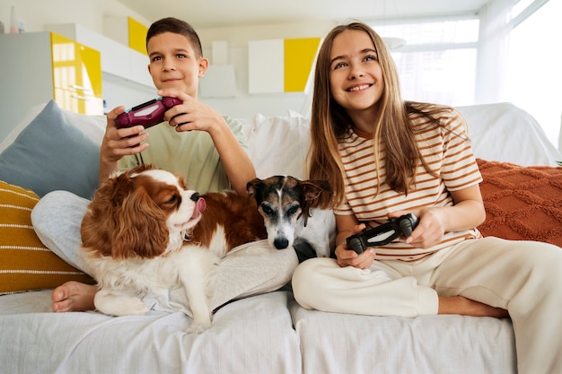 Primos pasando tiempo juntos en casa y jugando videojuegos.