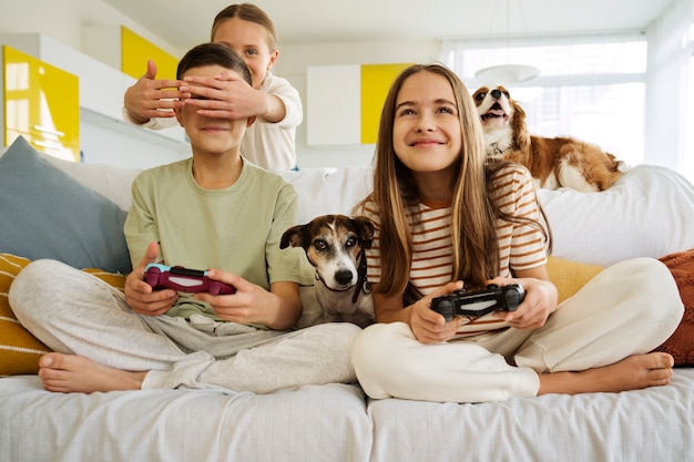 Primos pasando tiempo juntos en casa y jugando videojuegos.