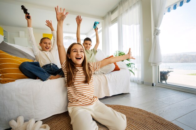 Primos pasando tiempo juntos en casa y jugando videojuegos.