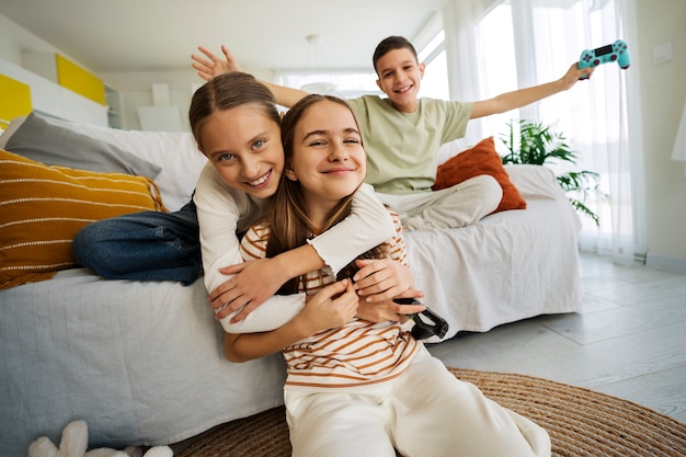 Primos pasando tiempo juntos en casa y jugando videojuegos.