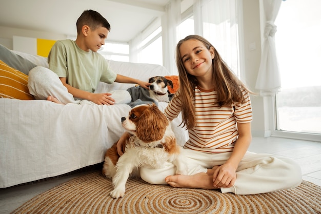 Primos pasando tiempo juntos en casa con un perro mascota