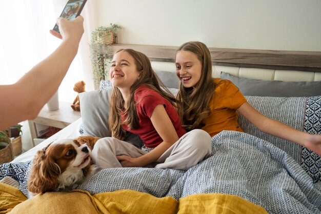 Primos pasando tiempo juntos en casa con un perro mascota