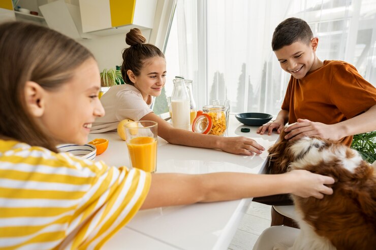 Foto gratuito primos pasando tiempo juntos en casa y tomando el desayuno