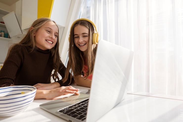 Foto gratuito primos que pasan tiempo juntos en casa con una laptop
